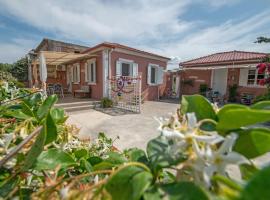 Dora's Beach Cottage A โรงแรมในพลานอส