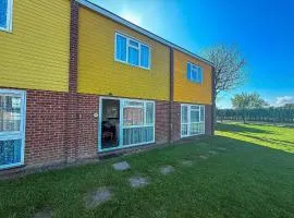 7 Berth Chalet Nearby Hemsby Beach In Norfolk Ref 18168B