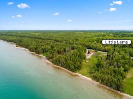 Lake Huron Escape Waterfront Firepit, Hotel in Cheboygan