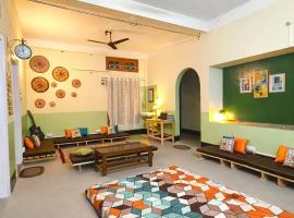 The Nomad's Sarai – hotel w mieście Jāmb