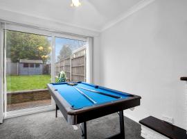 Modern Four Bedroom House Sleeps Eight with driveway parking and ultra fast WIFI Close to NEC JLR HS2 Birmingham Airport Solihull Hospital, hotel a Olton