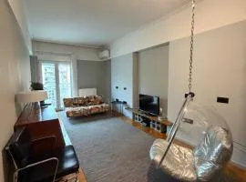 Vintage Chic Apartment 3' from the Metro