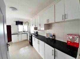 THE VILLA, Four bedroomed house, parkimisega hotell sihtkohas Foxdale Estates