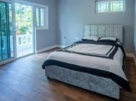 Modern Home 10minsToBeach, Private Cliff, AC WiFi