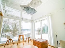 Lakefront Tiny Home by Gothenburg with Loft, Private Jetty, Boat and Paddleboards, hotel i Hällingsjö
