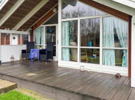 3 Bedroom Lovely Home In Hejls, Hotel in Hejlsminde