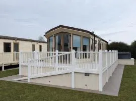 Sunnymede i2 - Hot tub caravan with ramped decking, pet friendly - Meadow Lakes Caravan & Lodge Hire