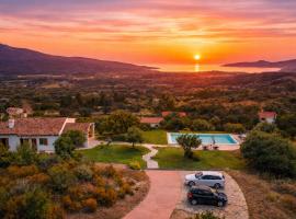 VILLA ALBA Esclusiva Villa con Piscina a Sfioro e Vista Mozzafiato sul Mare, hotel a Cugnana