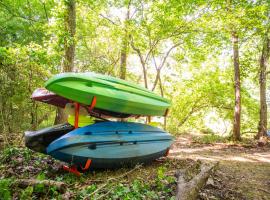 Cabin and Studio By The River - Kayaks, Trails, Gym, Hotel in Elon