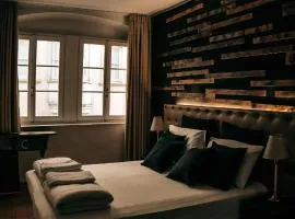 Sir Thomas Bed Central