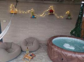 אצלנו בחצר - צימר למשפחות ולזוגות בדרום ים המלח，納歐特哈基卡的木屋