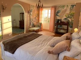 Manoir de Brillac - Luxury East Wing Gîte, khách sạn ở Brillac