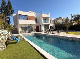 New Beach Villa-Roof Garden Sunrise and Ocean Sunset, hotel u gradu 'Argaka'