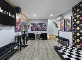 Moon Mtn Manor Sleeps 16 Karaoke Hot Tub，Towamensing Trails的飯店