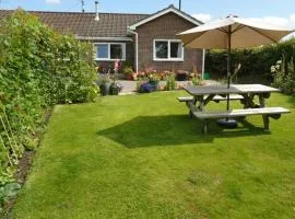 Ty'r Ardd - An immaculate 2 bedroom bungalow close to the beach