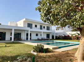 VILLA Moringa 5 chambres proche SALY, hotel v destinaci Ngaring