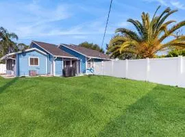 Centrally located dog-friendly home with beach gear & patio - snowbird-friendly