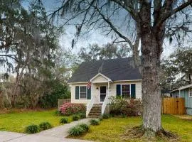 Charming dog-friendly home with deck, golf nearby, full kitchen, & washer/dryer