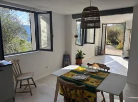 Charming apartment with stunning mountain views, khách sạn ở Levens