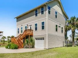 Beautiful 3-level home steps from the beach w/WiFi, washer/dryer, & central AC