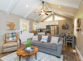 Soul Sister- Creek View, WiFi, Firepit, WiFi, Hiking, 4 mins to Natural Bridge, hotel em Campton
