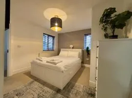 Bracknell Stylish 2 Bedroom Top Floor Apartment