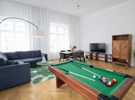 2BR 98m2 Old Town Apt with Pool Table and Free Parking!
