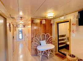 L Casa, hotel i Coron