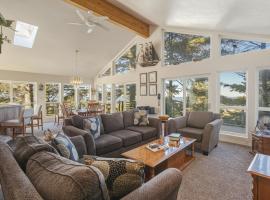 Cape Meares 4BR Oceanview Retreat King Bed, hotel en Tillamook