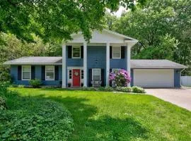 Colonial Cottage with Hot Tub & Sauna-Family Friendly