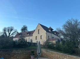Charming 19th Century Farmhouse with Pool, Hotel in Vitrac