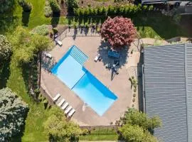 Beautiful Lakescape-4 BR Home with Heated Pool & Rec Space-Family Friendly