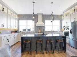 Luxury Downtown-Chatham Arch BoHo-style Townhome-Family Friendly