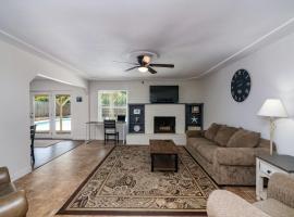 Big saltwater pool, theater room, shuffleboard, electronic darts and basketball, hotelli kohteessa Fort Worth