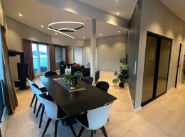 Luxury apartment for large groups-Tromsdalen- FREE INDOOR PARKING – hotel w mieście Trondalen