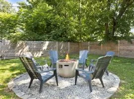 Chic 3BR Home with Fire Pit-Private Yard-Family Friendly