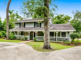 Relaxing, dog-friendly home with furnished patio, washer/dryer, WiFi, & AC