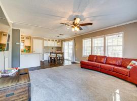 Paddle, Swim and More! Charming Home in High Springs, hotell i High Springs