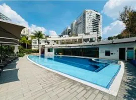 Amazing pool in the middle of the city