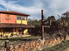 Casa charmosa com chalés, jardim e área gramada