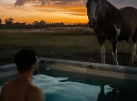 Casa pampa, Cabaña rural con puestas de sol únicas，Estación Coronel Brandsen的飯店