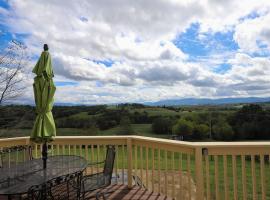 Serenity with Mountain Views 3BR Deckside Views, Hotel in Greeneville