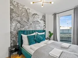 Modern Apartment Near Airport - Outdoor Space - Easy City Access