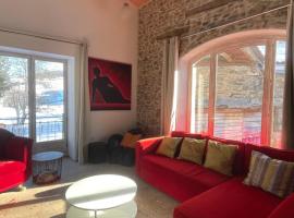 Authentic & charming dans les Monts du Lyonnais, animaux acceptés, Hotel in Larajasse