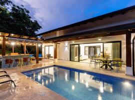 Private Pool Luxury Modern House - Free Golf Cart - Llama del Bosque - Reserva Conchal Golf Resort, hotel in Playa Conchal