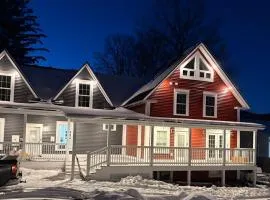 The Treehouse at 11 Gables - Center of Ludlow Village near Shopping and Restaurants