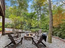 Deck, Fire Pit and Game Room! Wooded Cashiers Escape