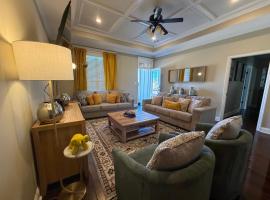 Hahira 3-Bedroom Home near Wild Adventures, Sleeps 12, ξενοδοχείο σε Hahira