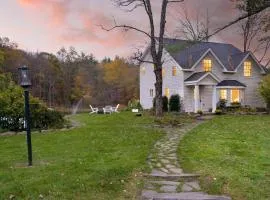 Cortland by AvantStay Charming Heritage Estate w Private Lake Pool