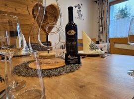 Haus Enzian Apartments, hotel v mestu Kartitsch